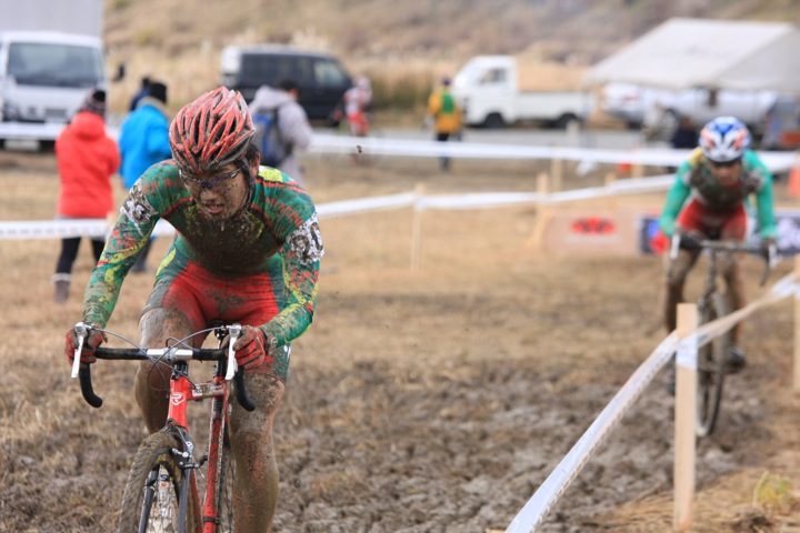 一進一退の2位争いを繰り広げる山本聖吾(快レーシング)と小坂正則(スワコレーシングチーム)