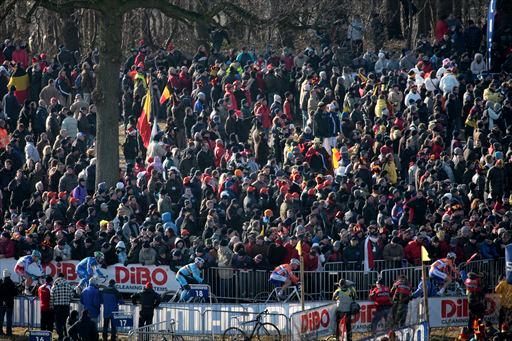 大勢の観客が詰めかけたシクロクロス世界選手権会場