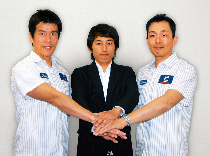 山本和弘(中央)と、彦井浩孝ヘッドコーチ(左)、戸津井俊介メカ