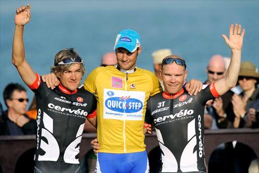 表彰式、左から2位ハインリッヒ・ハウッスラー(ドイツ、サーヴェロ)、優勝トム・ボーネン(ベルギー、クイックステップ)、3位ロジャー・ハモンド(イギリス、サーヴェロ)