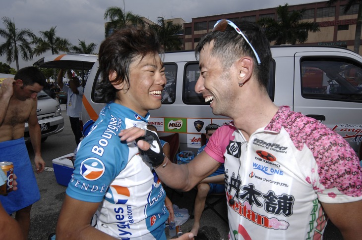 お互いの苦労をねぎらう新城幸也(Bboxブイグテレコム)と福島晋一(EQA・梅丹本舗・グラファイトデザイン)