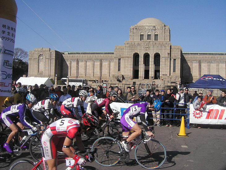 明治神宮外苑学生自転車クリテリウム(写真は第2回大会の様子)