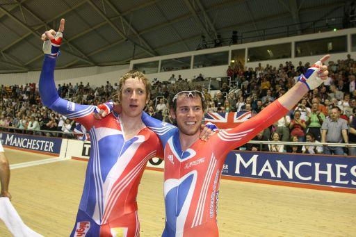 2008年世界選手権トラックのマディソンで優勝したブラドレー・ウィギンズ(ガーミン)とマーク・カヴェンディッシュ(チームコロンビア)