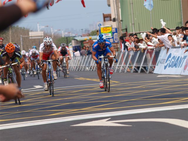 ゴールスプリントを繰り広げる西谷泰治(愛三工業レーシングチーム)
