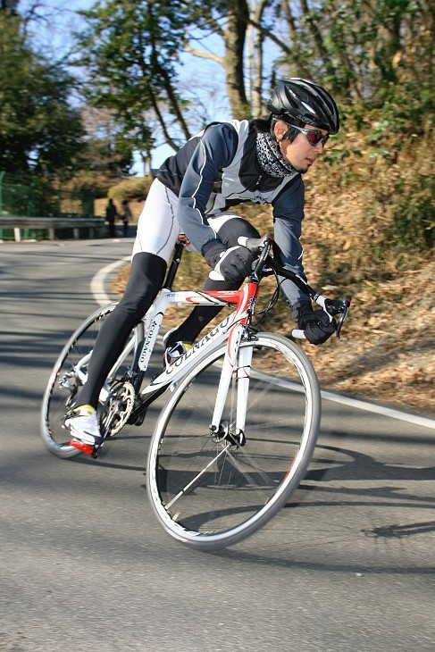 「ダウンヒルでも高い安定感を誇る。さすがコルナゴのレースモデルだ」(山本健一)