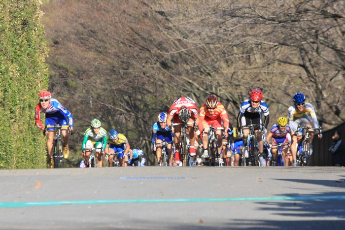 BR1 上りでスプリントを繰り広げる井上人志(クラブシルベスト) ら