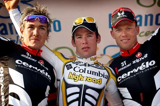 2009年ミラノ〜サンレモ表彰台、左から2位ハインリッヒ・ハウッスラー(ドイツ、サーヴェロ)、優勝マーク・カヴェンディッシュ(イギリス、チームHTC・コロンビア)、3位トル・フースホフト(ノルウェー、サーヴェロ)