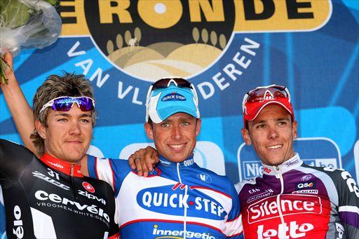 表彰台、左から2位ハインリッヒ・ハウッスラー(ドイツ、サーヴェロ)、優勝ステイン・デヴォルデル(ベルギー、クイックステップ)、3位フィリップ・ジルベール(ベルギー、サイレンス・ロット)