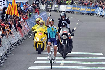 お決まりのポーズでゴールするアルベルト・コンタドール(スペイン、アスタナ)