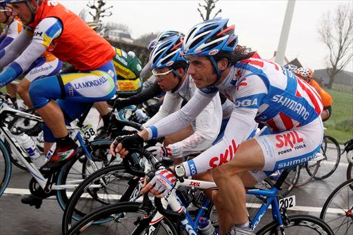 集団内で走る別府史之とロイ・カーヴァス(オランダ、スキル・シマノ)