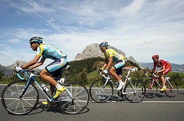 チームメイトに守られて山岳をこなすアルベルト・コンタドール(スペイン、アスタナ)