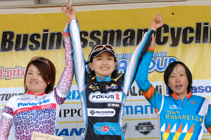FR表彰、左から2位豊岡英子(パナソニックレディース)、1位西加南子(TEAM FOCUS-OUTDOOR PRODUCTS)、3位森本朱美(スミタ・ラバネロ)
