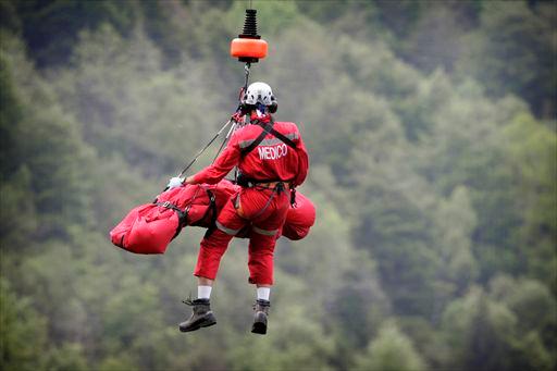 崖から転落したペドロ・オリッリョ(ラボバンク)がヘリで救助される