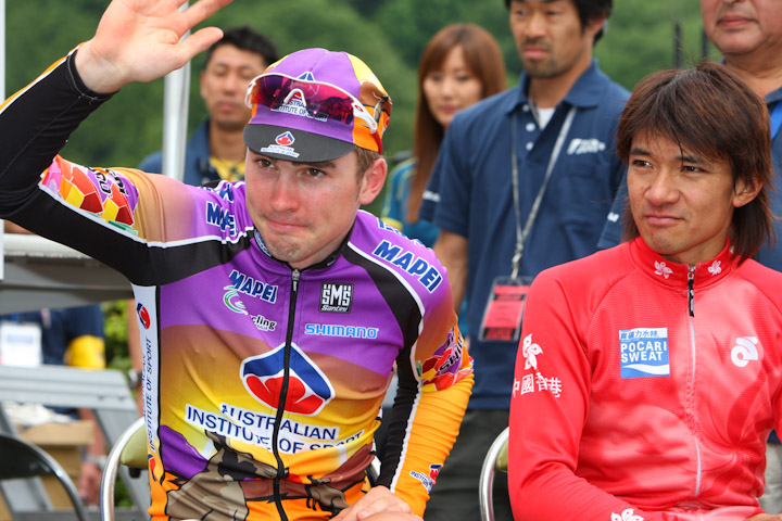 ステージ優勝・ポイント賞のリー・ハワード(チームAIS)と、個人総合1位、山岳賞のワン・カンポー(ホンコンチャイナチーム)