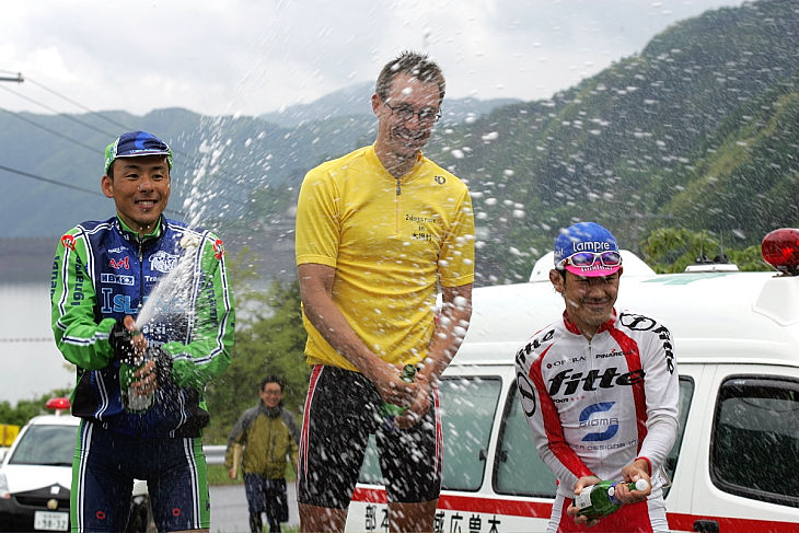 2009年大会の個人総合の表彰式。左から2位の高岡亮寬(イナーメアイランド信濃山形)、優勝のリー・ロジャース(EsperanceStage我逢人)、3位の安藤光平(Team FITTE S)