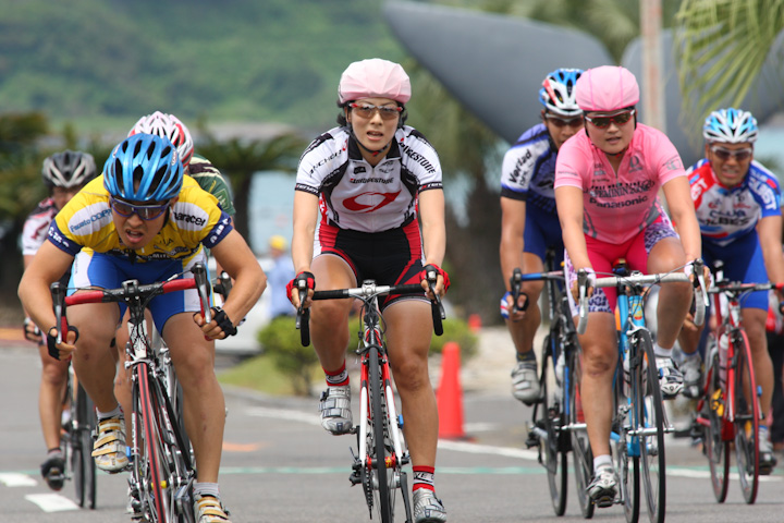 実業団FRは森田正美(チームブリヂストン・アンカーFR)が優勝。左はERで第1・2ステージを制して総合優勝の皿屋豊(masahikomifune.com CyclingTeam)