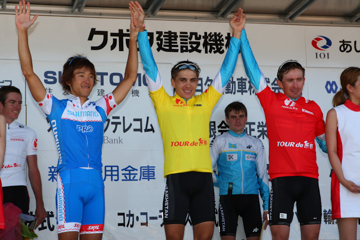 個人総合時間賞上位3人、左から2位鈴木真理(シマノレーシング)、1位ヴァレンティン・イグリンスキー(カザフスタンナショナルチーム)、3位ドミトリー・フォフォノフ(カザフスタンナショナルチーム)