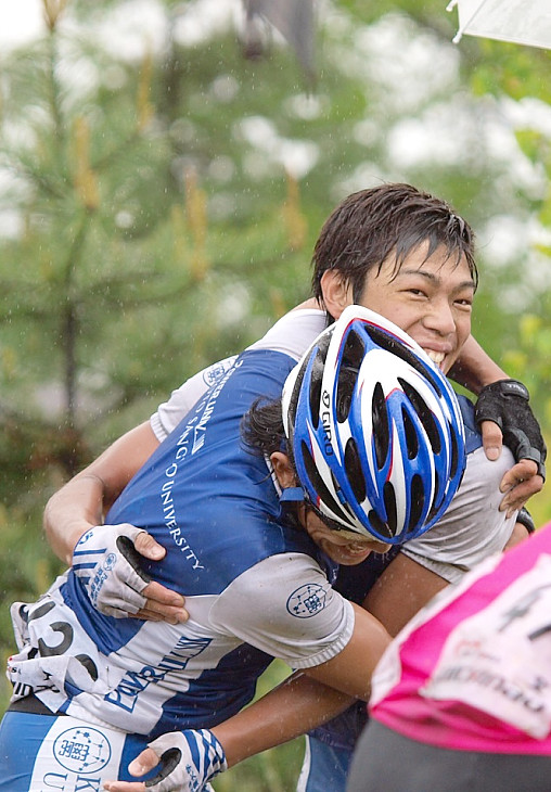 木守望の優勝を喜ぶ3位の中村弦太(京都産業大学)
