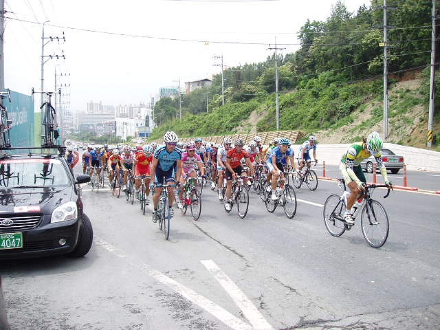 レース序盤のメイン集団はゆっくりとしたペースで進む