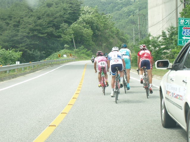 ラスト30km地点でのトップ集団(チームカーから)