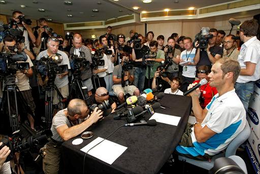 記者会見を開くトム・ボーネン(ベルギー、クイックステップ)