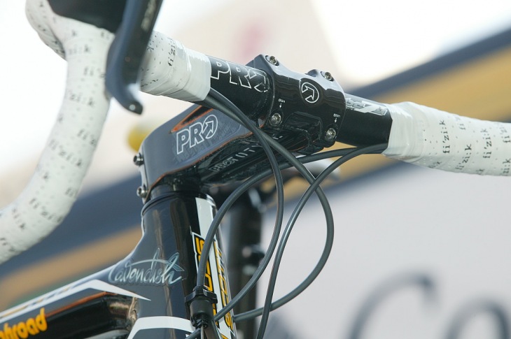マーク・カベンディッシュ(イギリス、チームコロンビア・HTC)のバイクのハンドル周辺。このステムもプロトタイプ