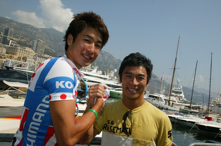 駆けつけたF1ドライバー佐藤琢磨と握手する別府史之(日本、スキル・シマノ)