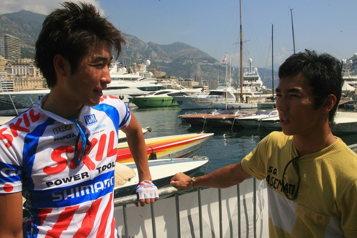 F1ドライマー佐藤琢磨と話す別府史之(日本、スキル・シマノ)