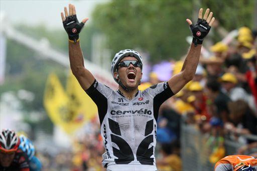 両手を上げてゴールに飛び込むトル・フースホフト(ノルウェー、サーヴェロ)