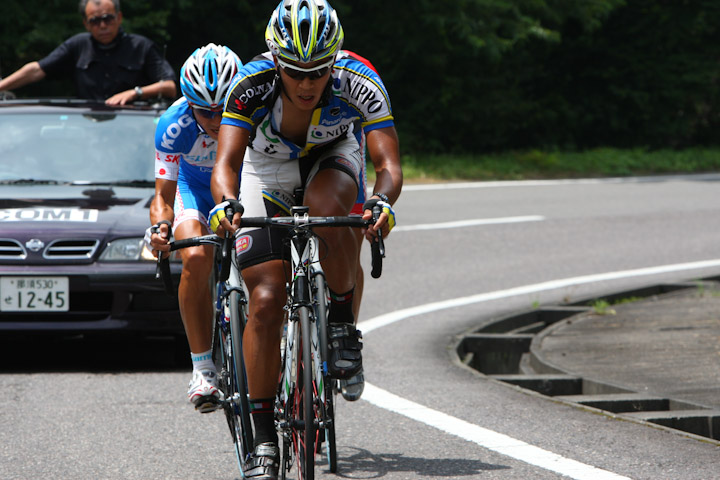 8周目、アタックした狩野智也(シマノレーシング)を追う佐野淳哉(TEAM NIPPO-COLNAGO)