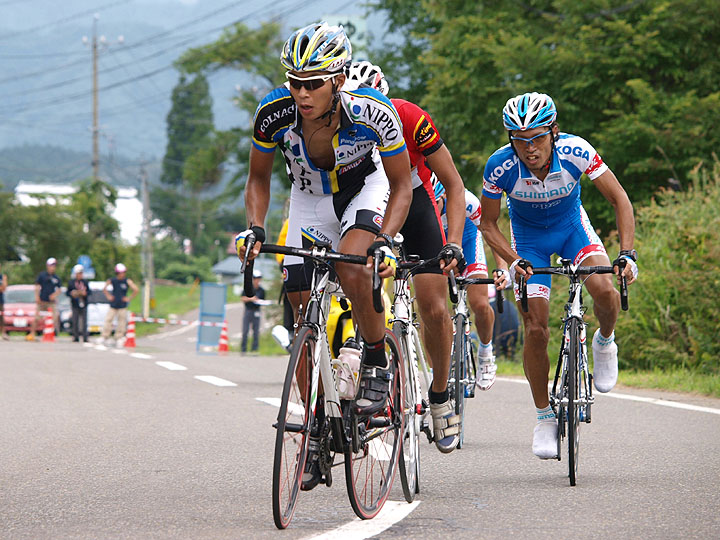 ラスト1周、先頭グループを引っ張る佐野淳哉(TEAM NIPPO-COLNAGO)