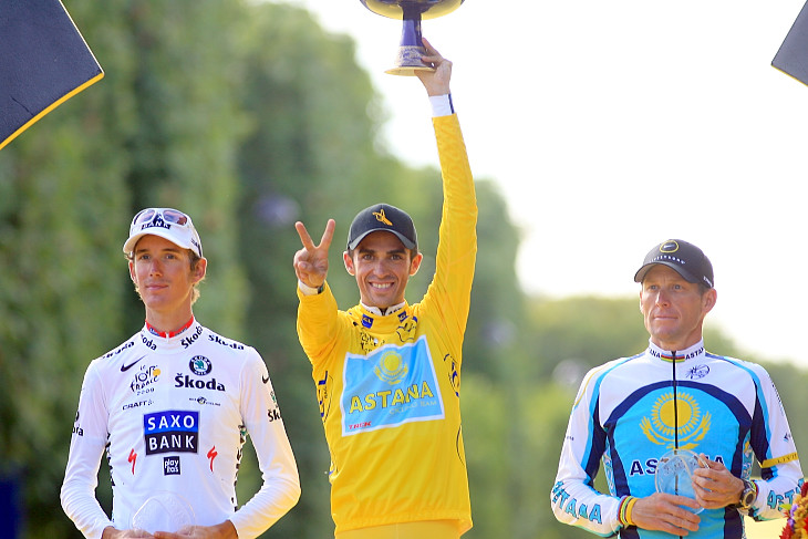 表彰台で2度目の総合優勝をアピールするアルベルト・コンタドール(スペイン、アスタナ)