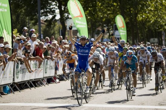 スプリント勝利を飾ったロメン・フェイユ(フランス、アグリチュベル)