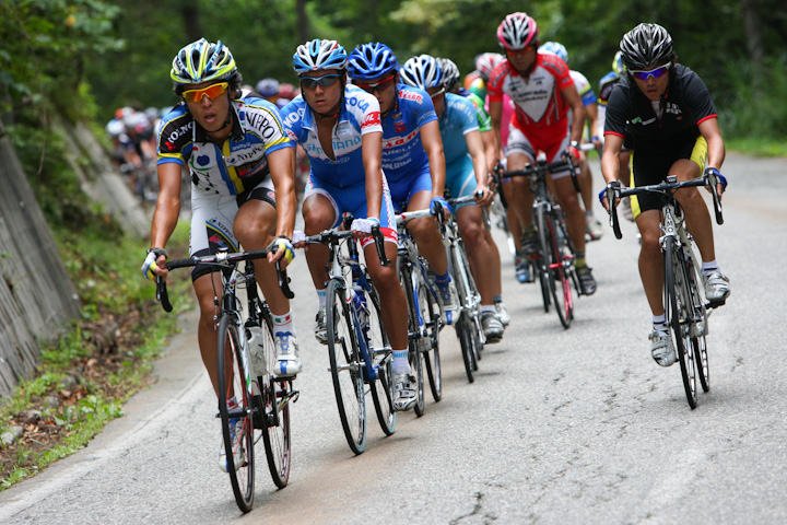 3周目のメイン集団、廣瀬敏(TEAM NIPPO-COLNAGO)、中根英登(O-Trick西日本学生選抜)ら
