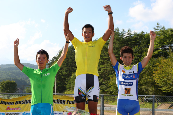 第2ステージ表彰、左から2位西薗良太(東京大学)、1位佐野淳哉(TEAM NIPPO-COLNAGO)、3位伊勢直人(MASSA-FOCUS-OUTDOORPRODUCTS)
