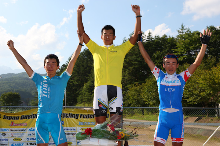 個人総合表彰、左から2位西薗良太(東京大学)、1位佐野淳哉(TEAM NIPPO-COLNAGO)、3位野寺秀徳(シマノレーシング)