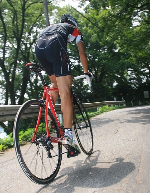 「レースはもちろんロングライド、ツーリングなどすべてに最高のパフォーマンス」(鈴木祐一)