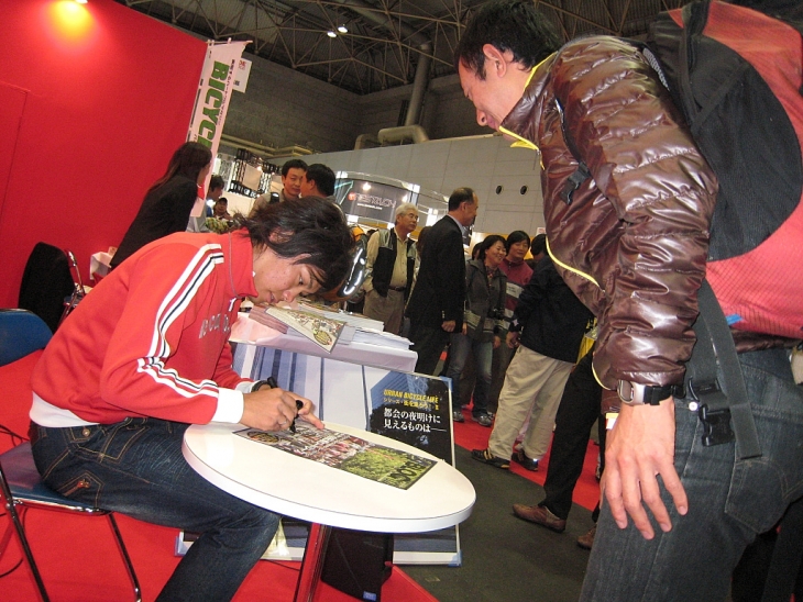 有名選手のサイン会も。気軽にサインしてくれた新城選手があんなにビッグになるなんて!