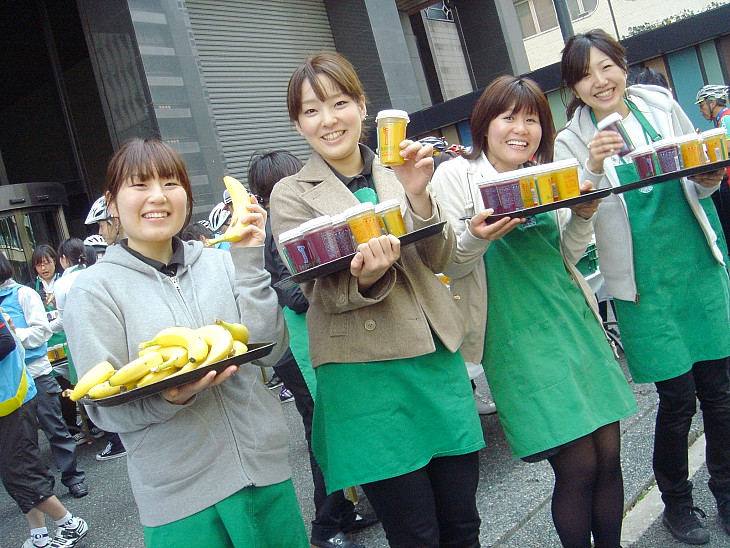「補給をどうぞ~」とスターバックスコーヒーのスタッフたち