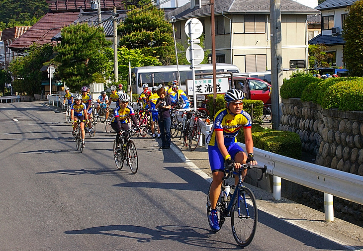 150人のライダーが少しづつ間隔をあけて出発します。復路も頑張って下さい!