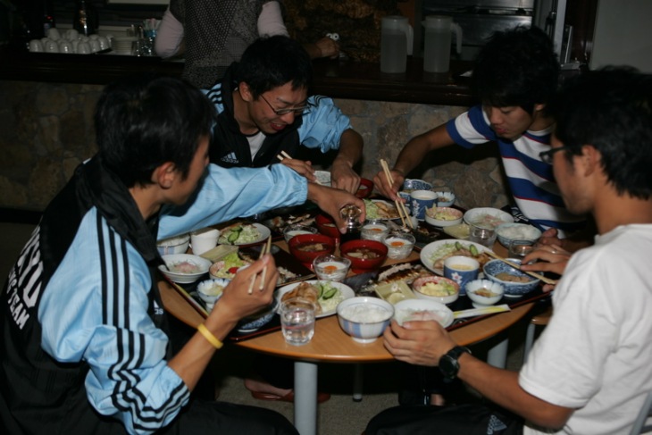 宿での夕食は最大の楽しみだ。第2ステージ終了後、名寄の宿にて