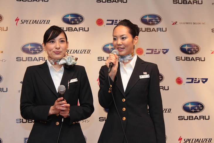 JALキャビンアテンダントの 岡本亜希子さん(左)、城戸せりのさん(右)もフリーランを走る