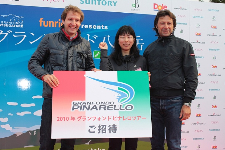イタリアでのグランフォンド・ピナレロ2010参加権をゲットした女性。ラッキー!