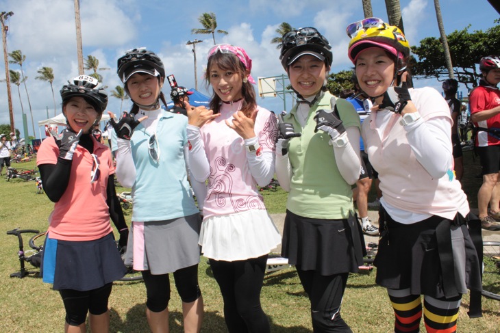 絹代さんを囲むチャリフィスの4人