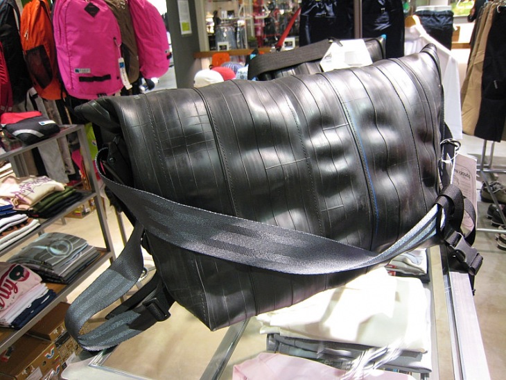 古自転車タイヤを再生して作ったバッグ