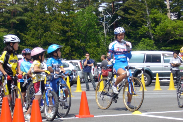子供たちに自転車の乗り方を教える別府匠選手(愛三工業レーシング)写真はウィーラースクールでのもの