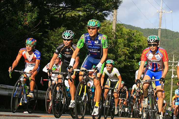 1回目の普久河ダムを先頭付近でクリアする高岡亮寛(イナーメ・アイランド信濃山形)
