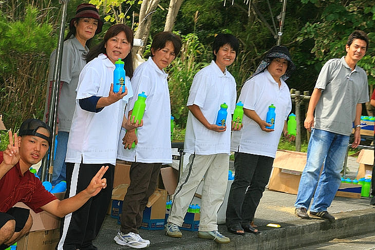 エイドでボトルを配ってくれたボランティアの皆さん ありがとう!