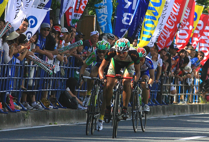 武井亨介(FORZA・フォルツァ!)とのスプリント。パワーで押し切られた