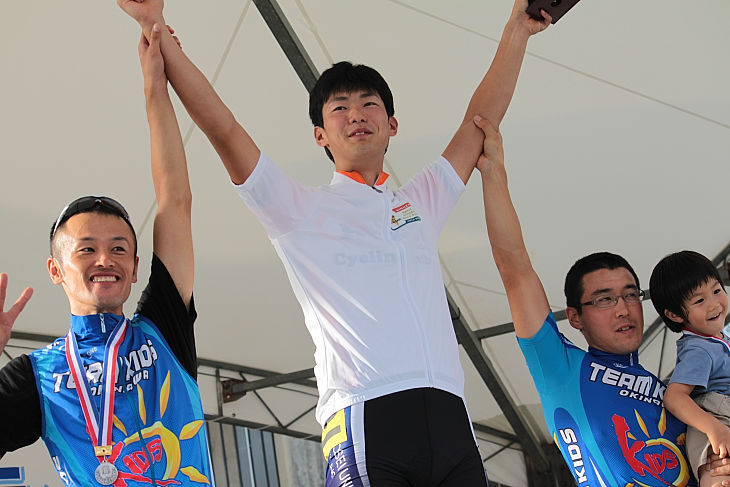 1位 阿部紘太(法政大学サイクリング同好会)、2位 中鶴友樹(TEAM KIDS)、3位 笹木哲雄